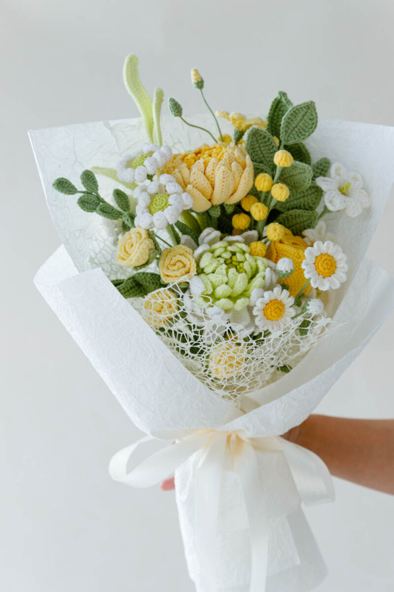 white dahlia bouquet|hookok.com