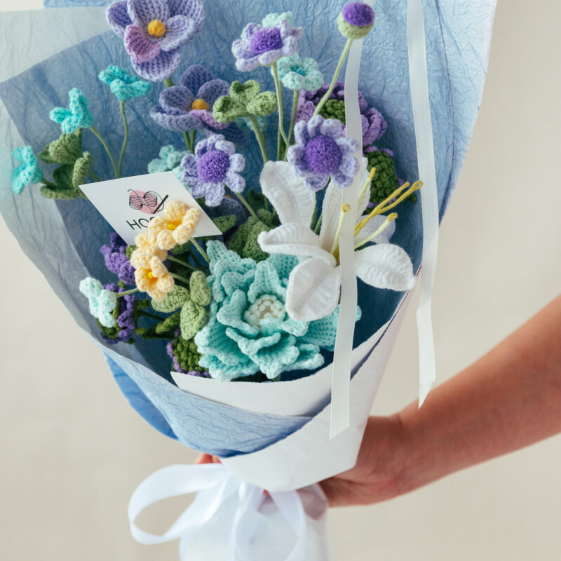 HOOKOK Bouquet – Light Blue Couture Rose Tilia Bouquet (11 pieces)