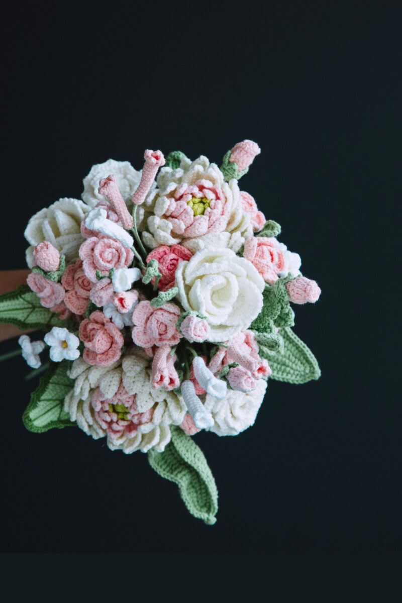 HOOKOK Bouquet - White Dahlia and Rose Wedding Bouquet (22 pieces) HOOKOK Bouquet - White Dahlia and Rose Wedding Bouquet (22 pieces)