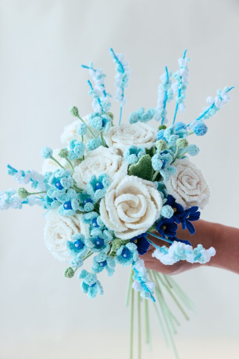 HOOKOK Bouquet - Blue and White Rose Wedding Bouquet (19 pieces) HOOKOK Bouquet - Blue and White Rose Wedding Bouquet (19 pieces)