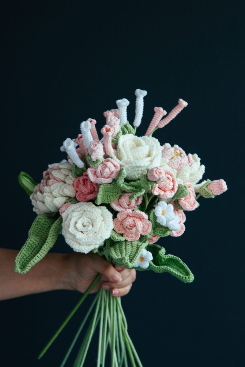 HOOKOK Bouquet - White Dahlia and Rose Wedding Bouquet (22 pieces) HOOKOK Bouquet - White Dahlia and Rose Wedding Bouquet (22 pieces)