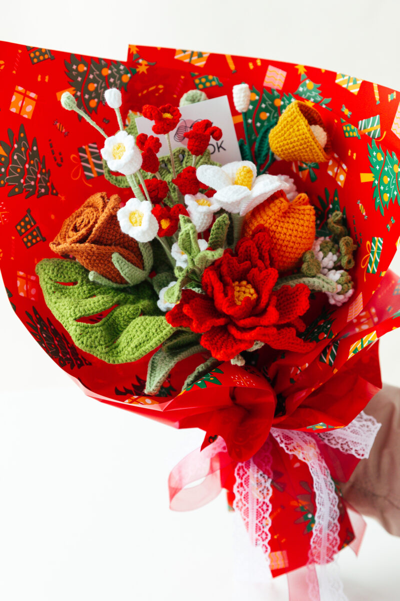 HOOKOK Christmas Bouquet - Red Couture Rose Tilia Bouquet HOOKOK Christmas Bouquet - Red Couture Rose Tilia Bouquet