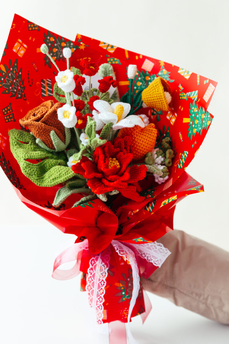 HOOKOK Christmas Bouquet - Red Couture Rose Tilia Bouquet HOOKOK Christmas Bouquet - Red Couture Rose Tilia Bouquet